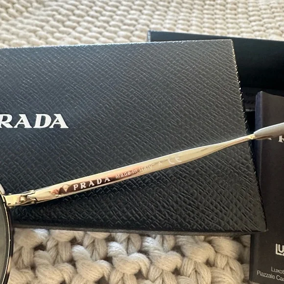 Prada sunglasses - Picture 6 of 8